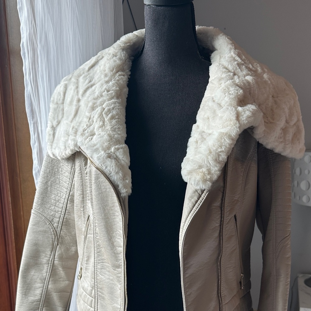 Guess Cream Leather Jacket with Faux Fur Collar - Picture 3 of 4